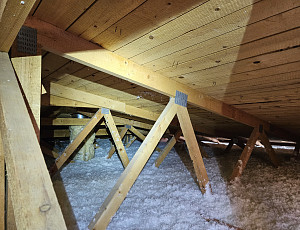 Zateplení stropu rodinného domu pomocí foukané izolace